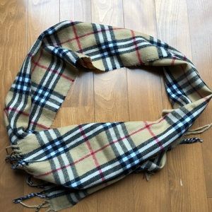 Burberrys Vintage Medium Beige Lambswool Scarf